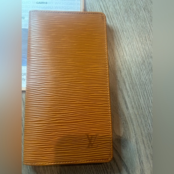 Louis Vuitton Epi Wallet Unisex - Picture 1 of 10
